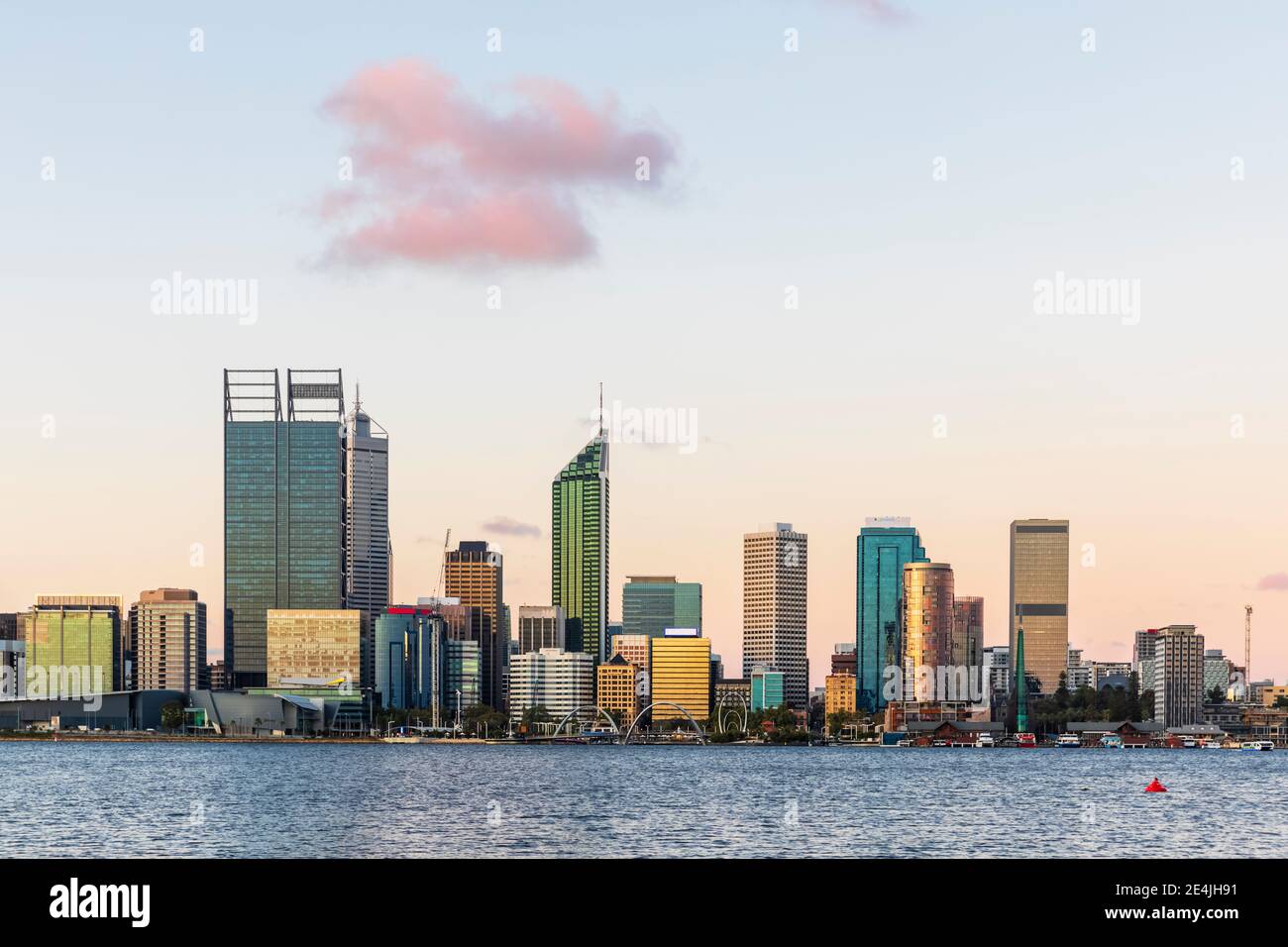 Australia, Perth, rascacielos del centro vistos a través del río Swan al atardecer Foto de stock