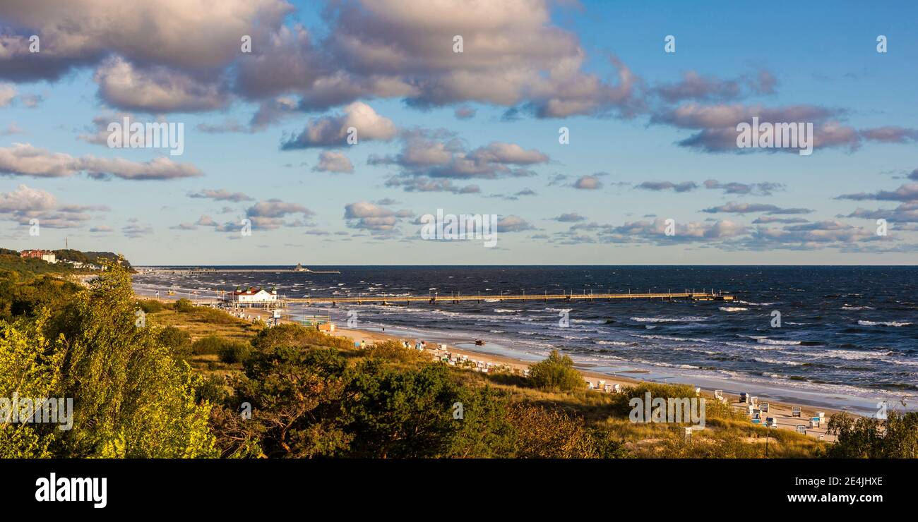 Alemania, Mecklemburgo-Pomerania Occidental, Ahlbeck, Nubes sobre el muelle costero con una clara línea de horizonte sobre el Mar Báltico en el fondo Foto de stock