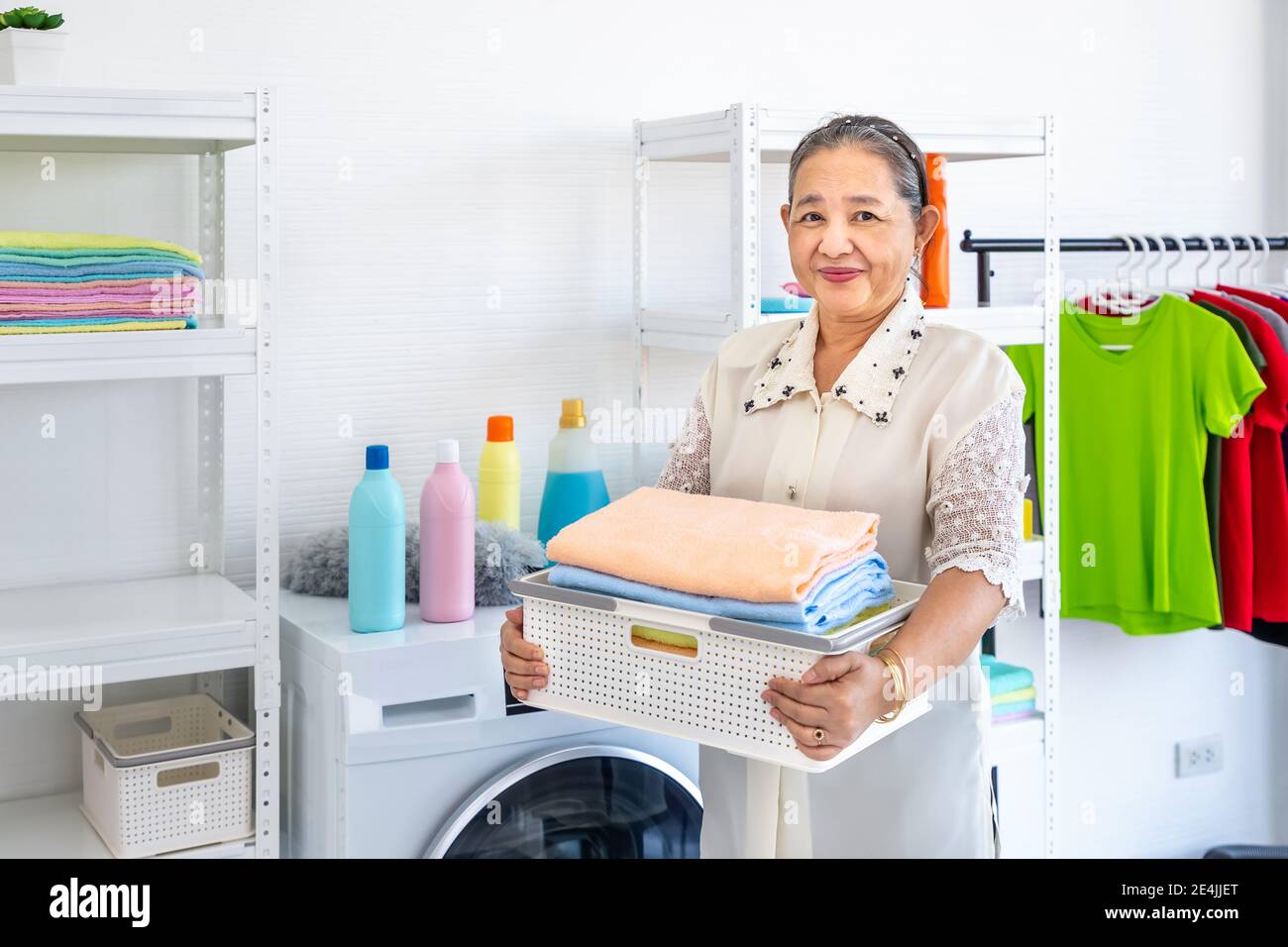 Mujer lavadora fotografías e imágenes de alta resolución - Página 3 - Alamy