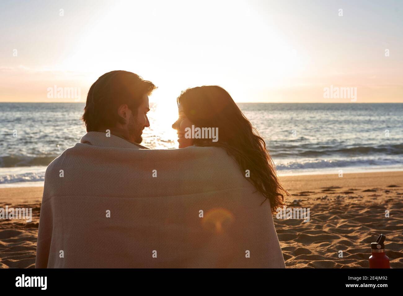 Pareja en la playa sentado en la arena mirando al mar fotografías e imágenes de alta resolución - Alamy Pareja en la playa sentado en la arena mirando al mar fotografías e imágenes de alta resolución - Alamy