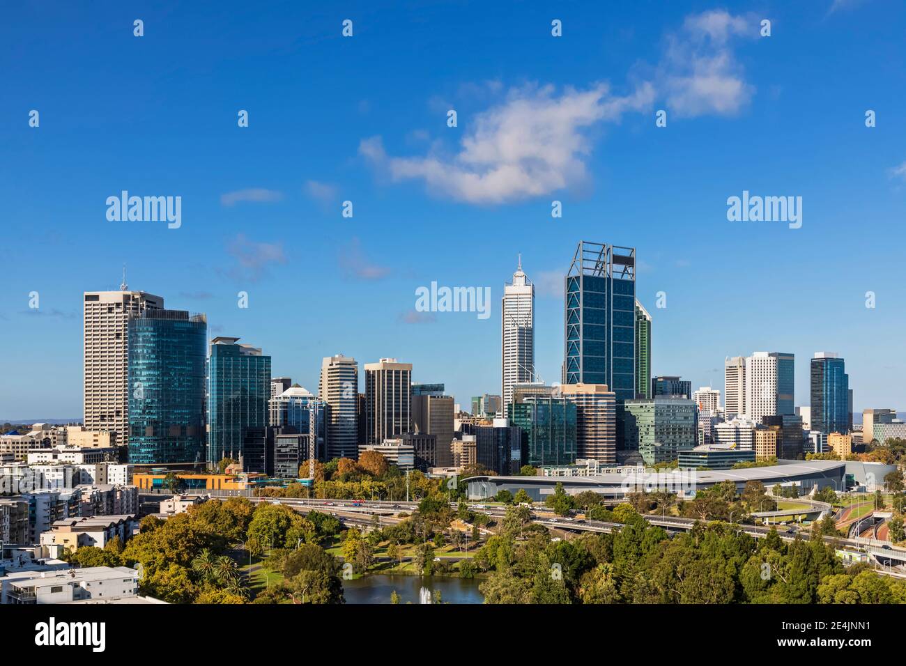 Australia, Australia Occidental, Perth, John Oldham Park y rascacielos del centro Foto de stock
