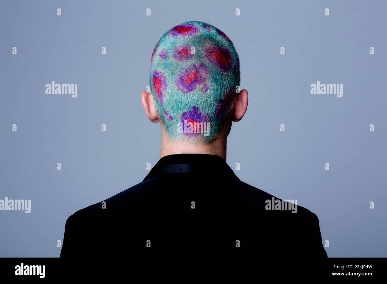 Hombre joven con un estudio de pelo teñido Fotografía de stock - Alamy