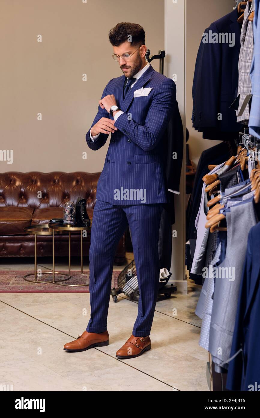 Hombre en traje azul de raya diplomática en la boutique de sastres  Fotografía de stock - Alamy