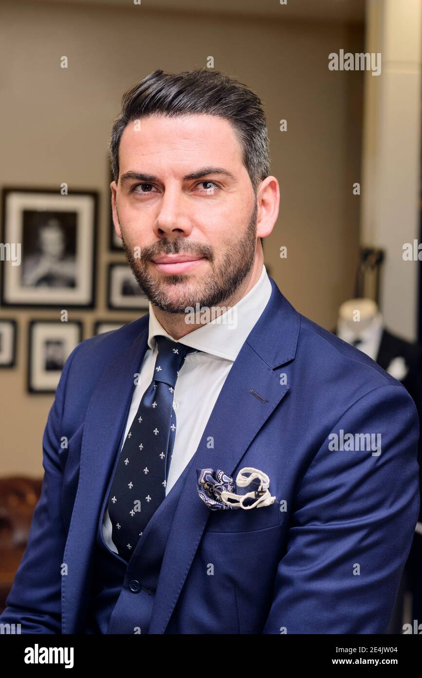 Retrato del hombre en traje azul oscuro en la boutique de sastres  Fotografía de stock - Alamy