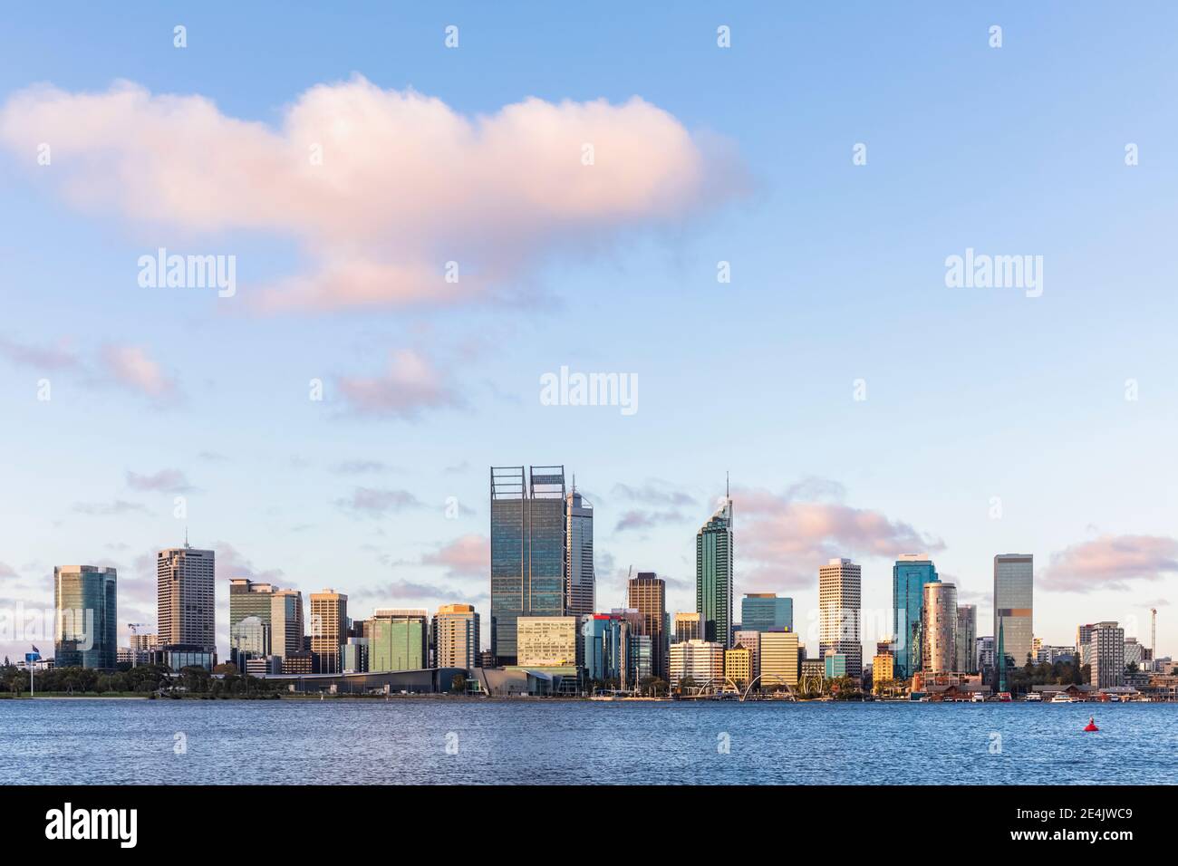 Australia, Perth, rascacielos del centro vistos a través del río Swan Foto de stock