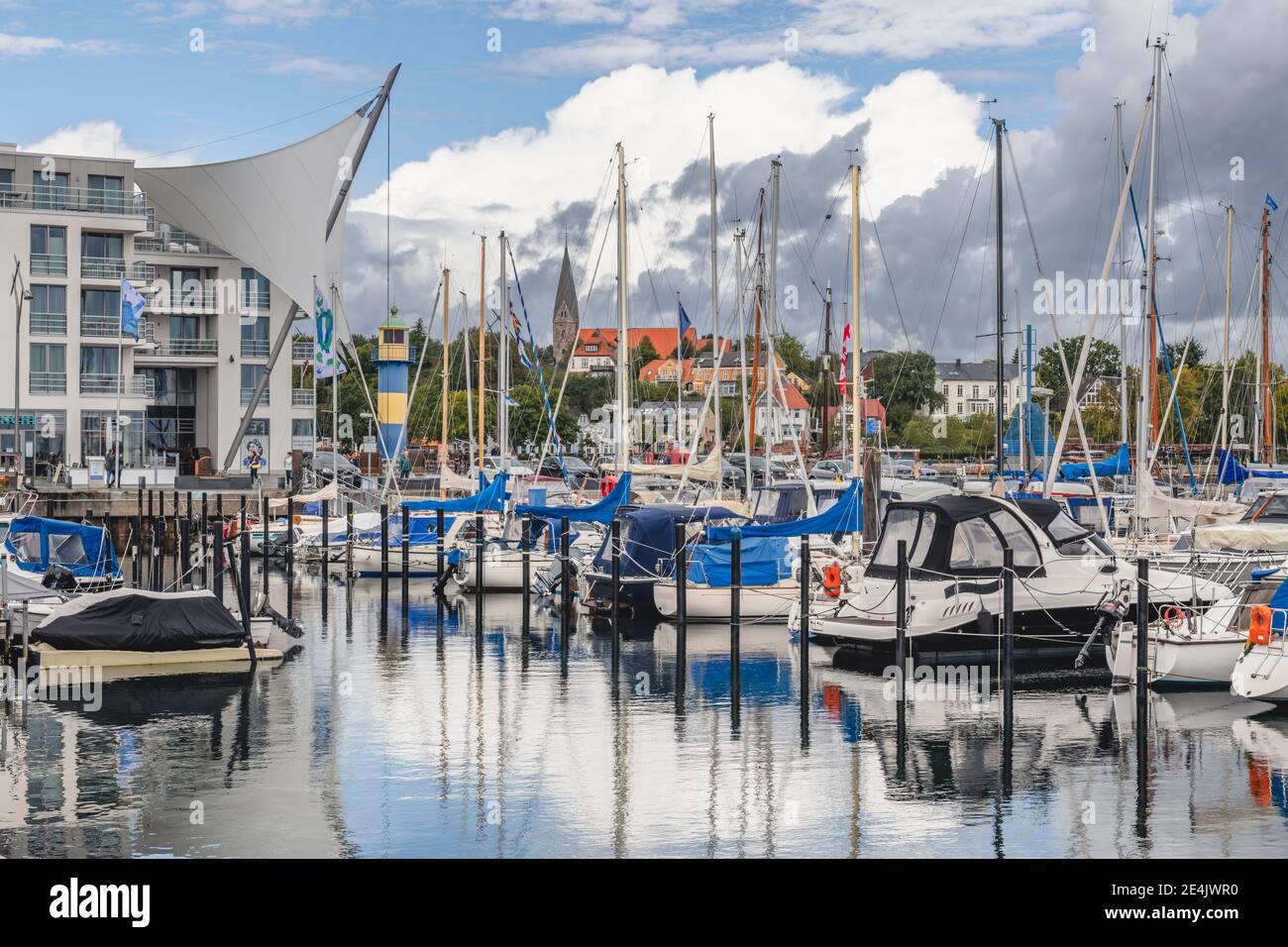 Alemania, Schleswig-Holstein, Eckernforde, varios barcos amarrados en el puerto de la ciudad Foto de stock