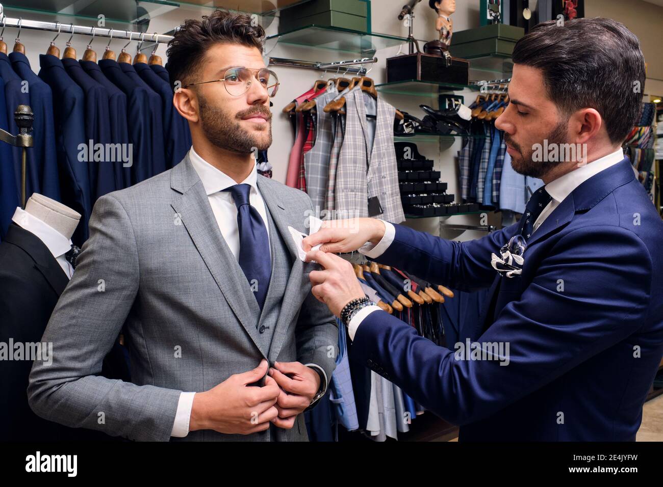 Sastre en su tienda de ropa de hombre ajustar pañuelo en el traje de los  clientes bolsillo Fotografía de stock - Alamy