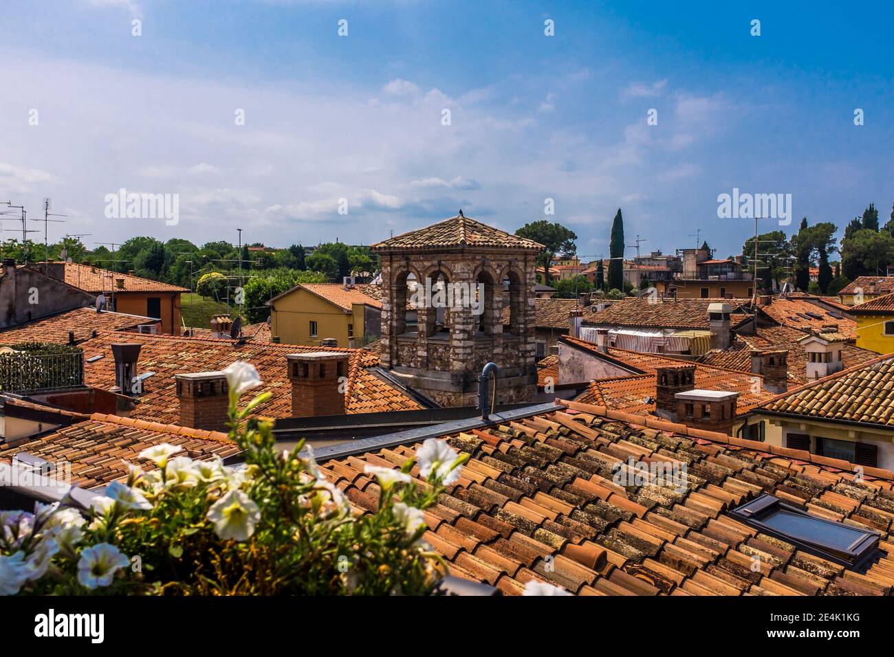 Italia, Véneto, tejados de Peschiera del Garda Foto de stock
