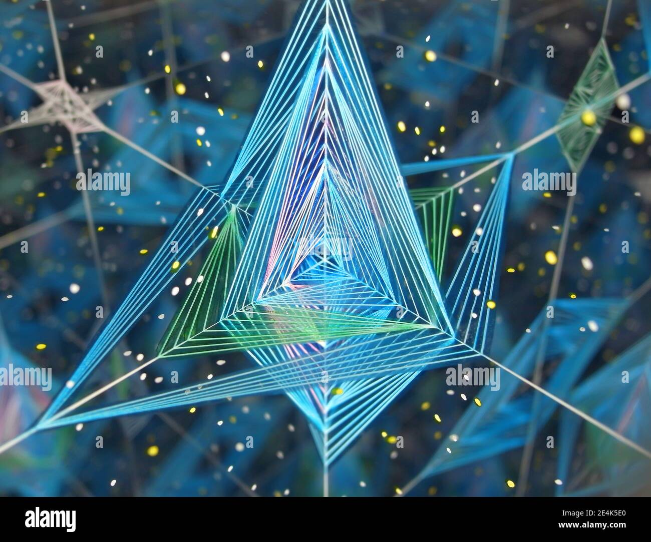Fotografía de un fondo de arte caleidoscopio que representa formas  triangulares futuristas hecho con rayos láser que brillan y reflejan en  múltiples espejos Fotografía de stock - Alamy