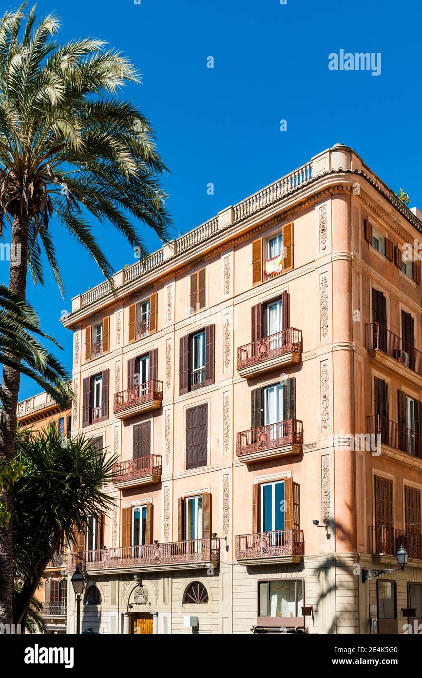 España, Mallorca, Palma de Mallorca, balcones del edificio residencial de la ciudad Foto de stock