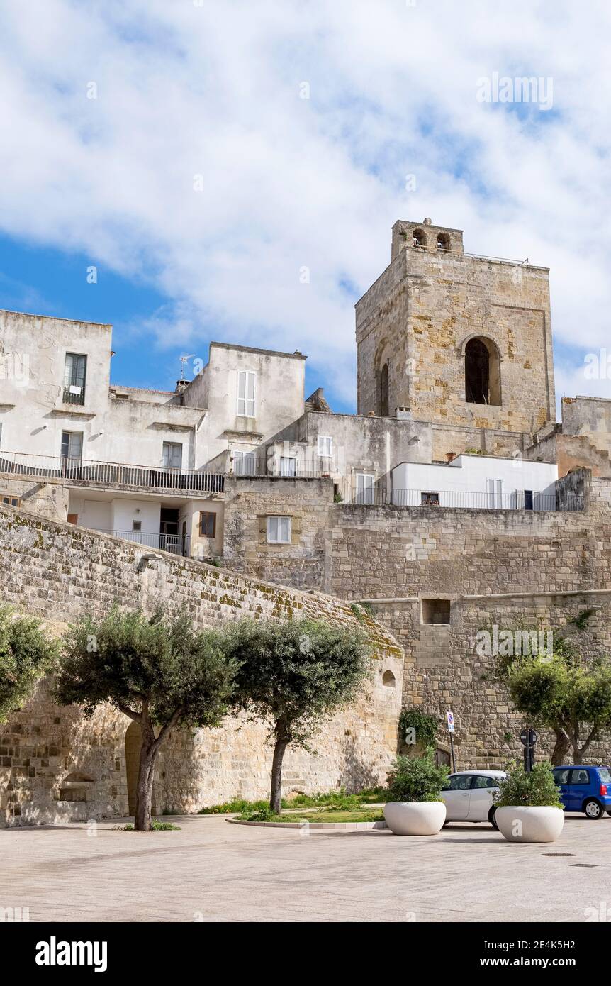 Italia, Apulia, Otranto, Antigua muralla de la ciudad Foto de stock