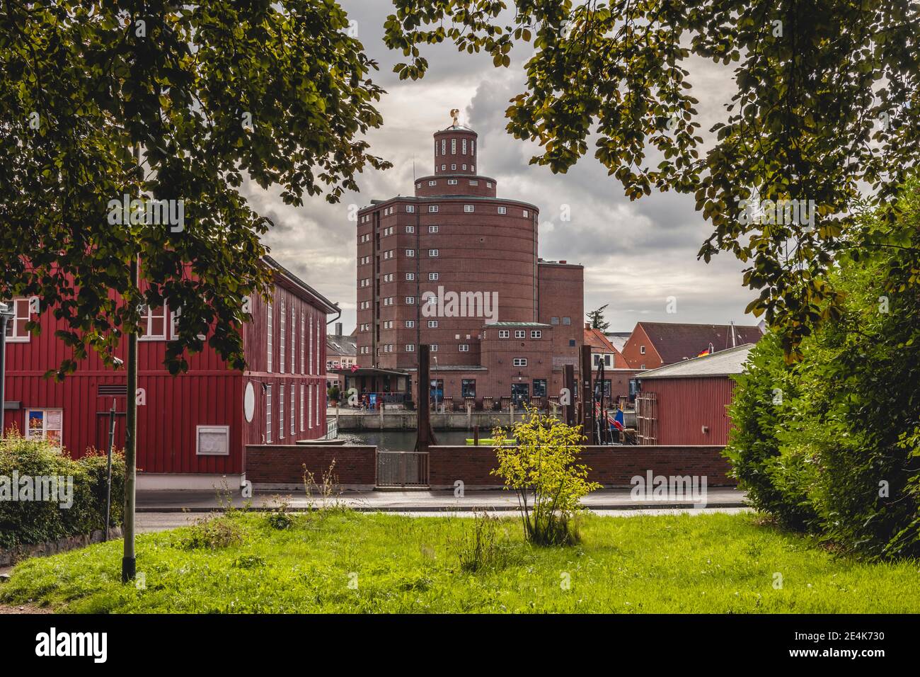 Alemania, Schleswig-Holstein, Eckernforde, almacén de Rundsilo y edificios circundantes Foto de stock