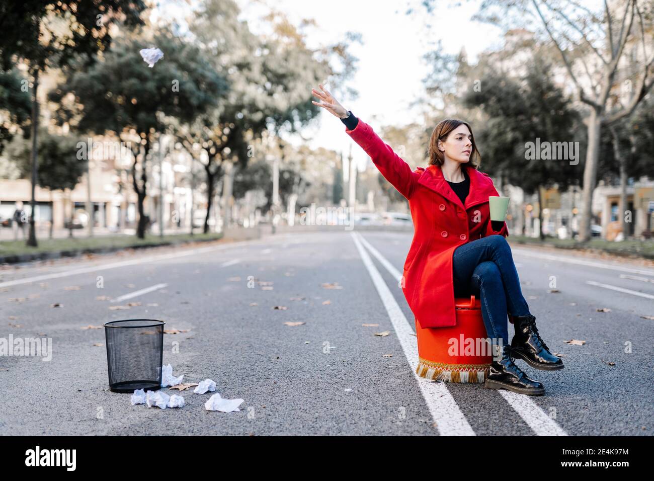 Mujer tirando basura en la calle fotografías e imágenes de alta resolución  - Alamy