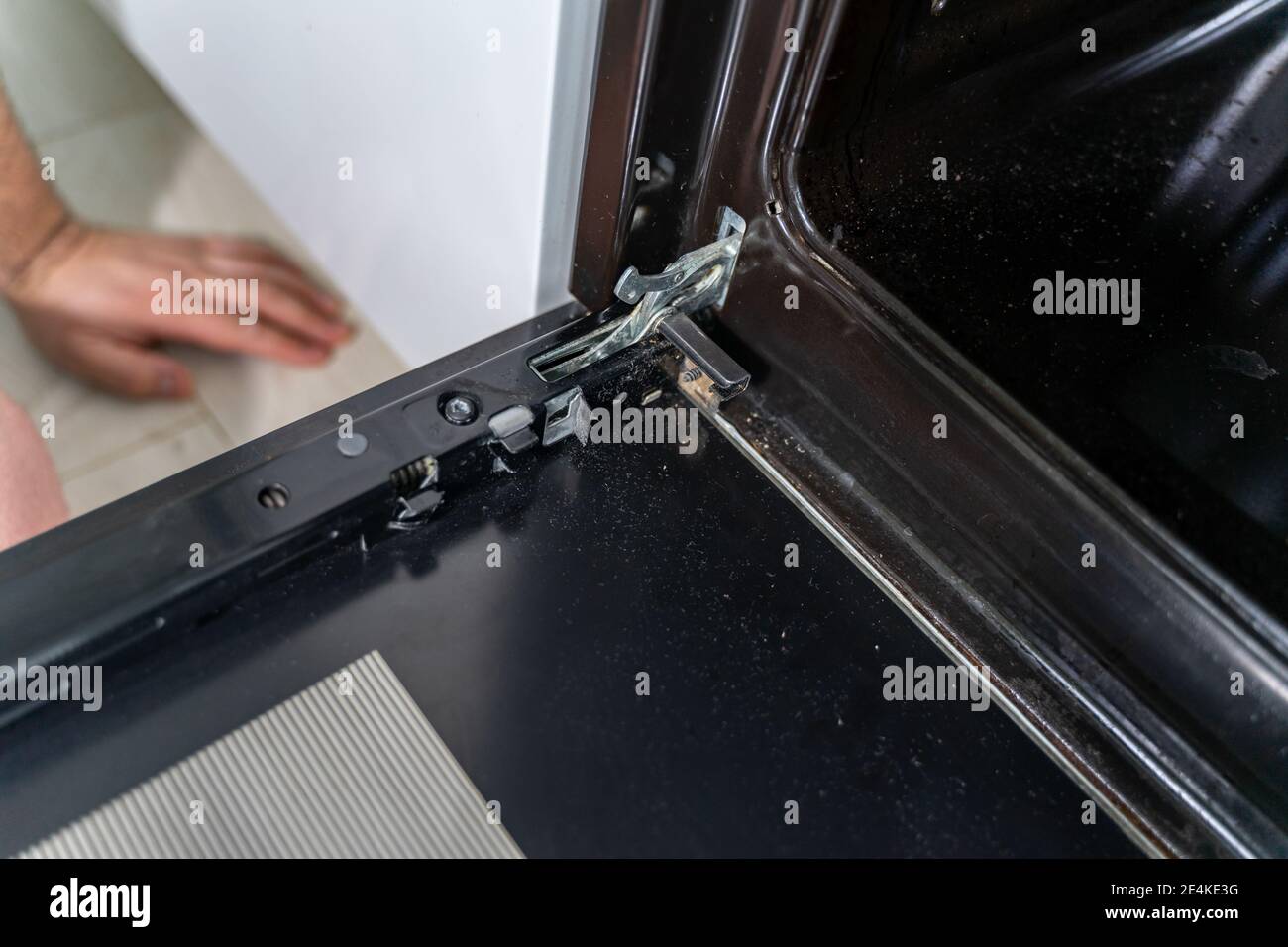 desmontar puerta del horno eléctrico. reparar y limpiar electrodomésticos  Fotografía de stock - Alamy