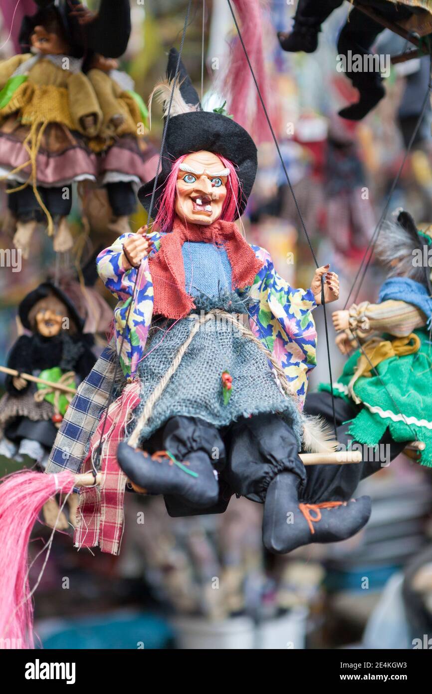 Marioneta Befana en exhibición en un puesto de mercado en la Plaza Navona, Roma, Italia Foto de stock