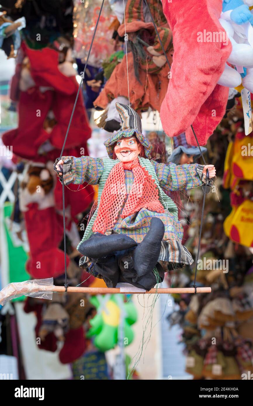 Marioneta Befana en exhibición en un puesto de mercado en la Plaza Navona, Roma, Italia Foto de stock