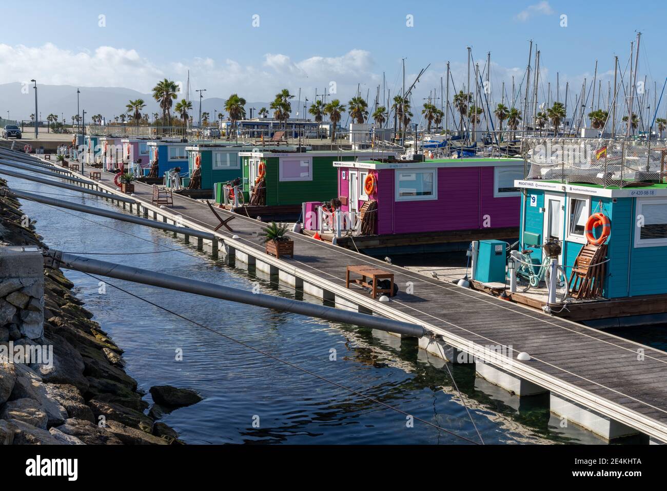 La Linea de la Concepción, España - 22 de enero de 2020: Coloridas casas  flotantes en el puerto deportivo cerca de Gibraltar Fotografía de stock -  Alamy