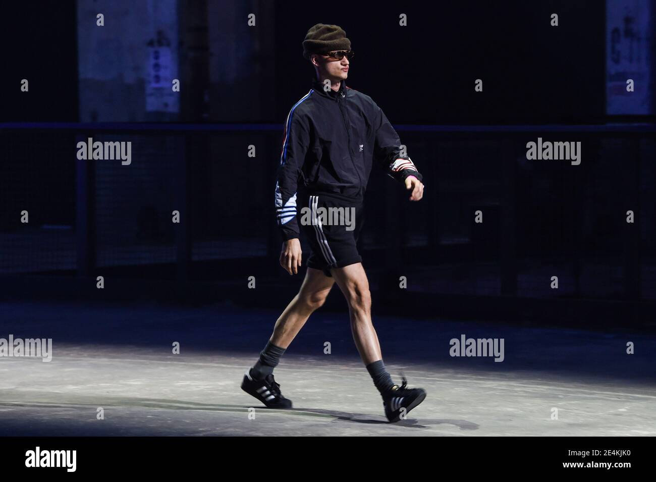 Berlín, Alemania. 23 de enero de 2021. Un modelo presenta una creación de Adidas en la Semana de la Moda Acerca de ti en Berlín. La Semana de la Moda de