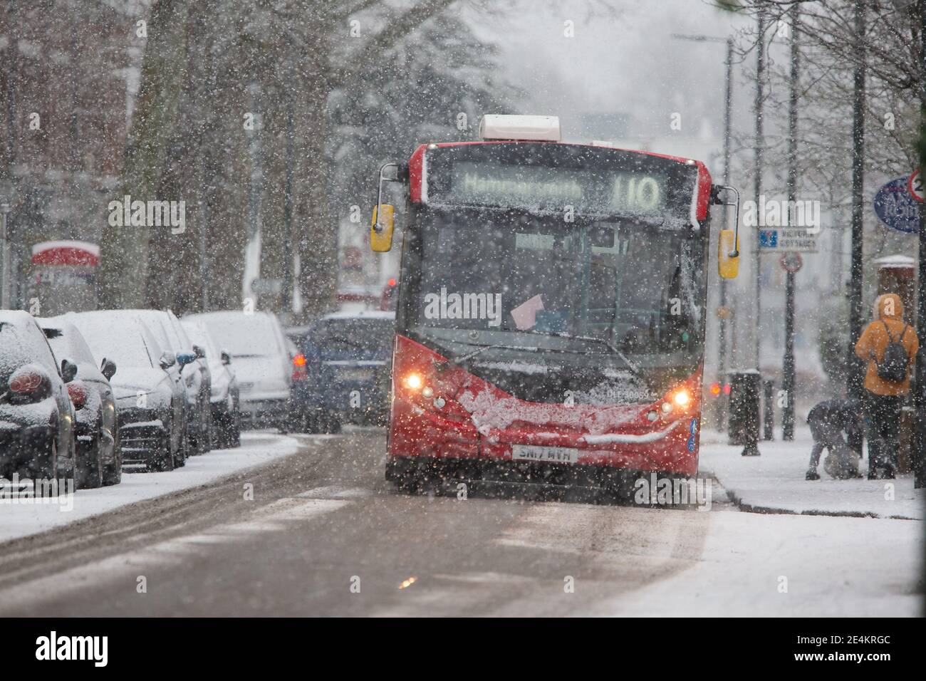Un autobús negocia la carretera nevada en Kew, al suroeste de Londres, después de que las franjas del Reino Unido se despertaran con nieve y hielo esta mañana, con incluso la capital recibiendo un polvo de blanco. Foto fecha: Domingo 24 de enero de 2021. Foto de stock