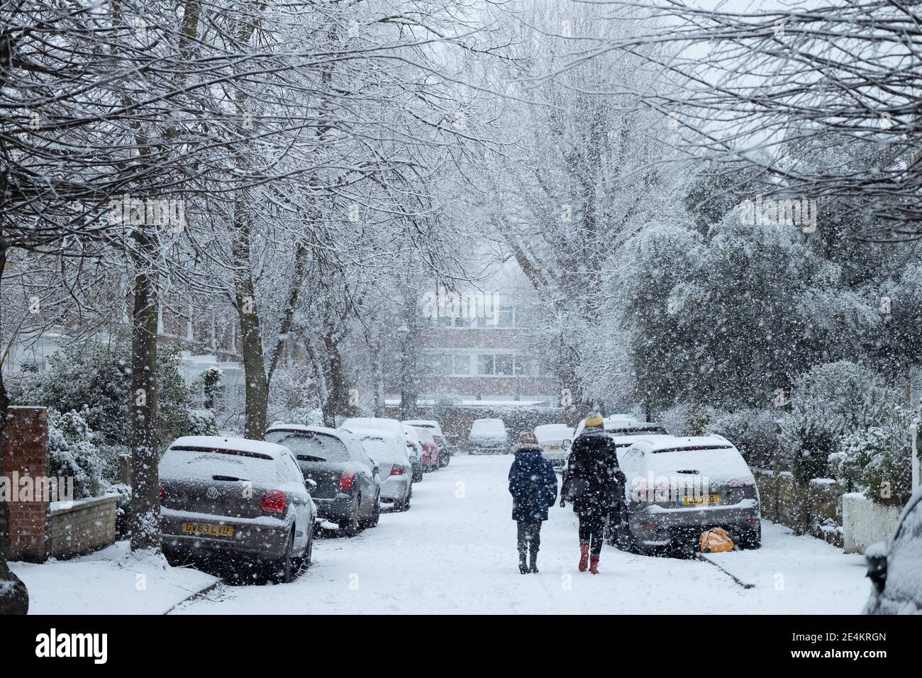 Una carretera nevada en Kew, al suroeste de Londres, después de que las franjas del Reino Unido se despertaran con nieve y hielo esta mañana, con incluso la capital recibiendo un polvo de blanco. Foto fecha: Domingo 24 de enero de 2021. Foto de stock