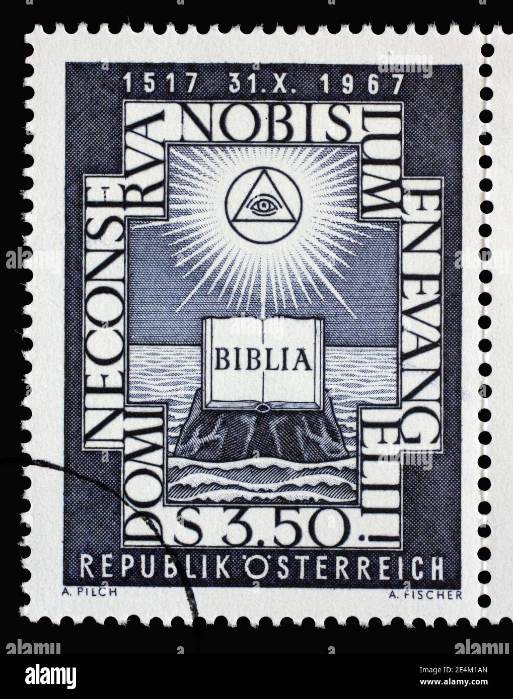 Sello emitido en Austria dedicado al 50 aniversario de la Reforma Protestante, alrededor de 1967. Foto de stock