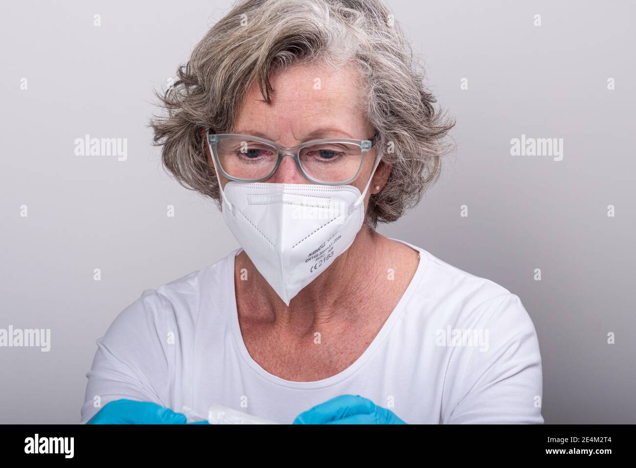 Seit dem 25.01.2021 sind in ganz Deutschland nur noch medizinische Gesichtsmasken in Geschäften und öffentlichen Gebäuden zugelassen, die Stoffmasken Foto de stock