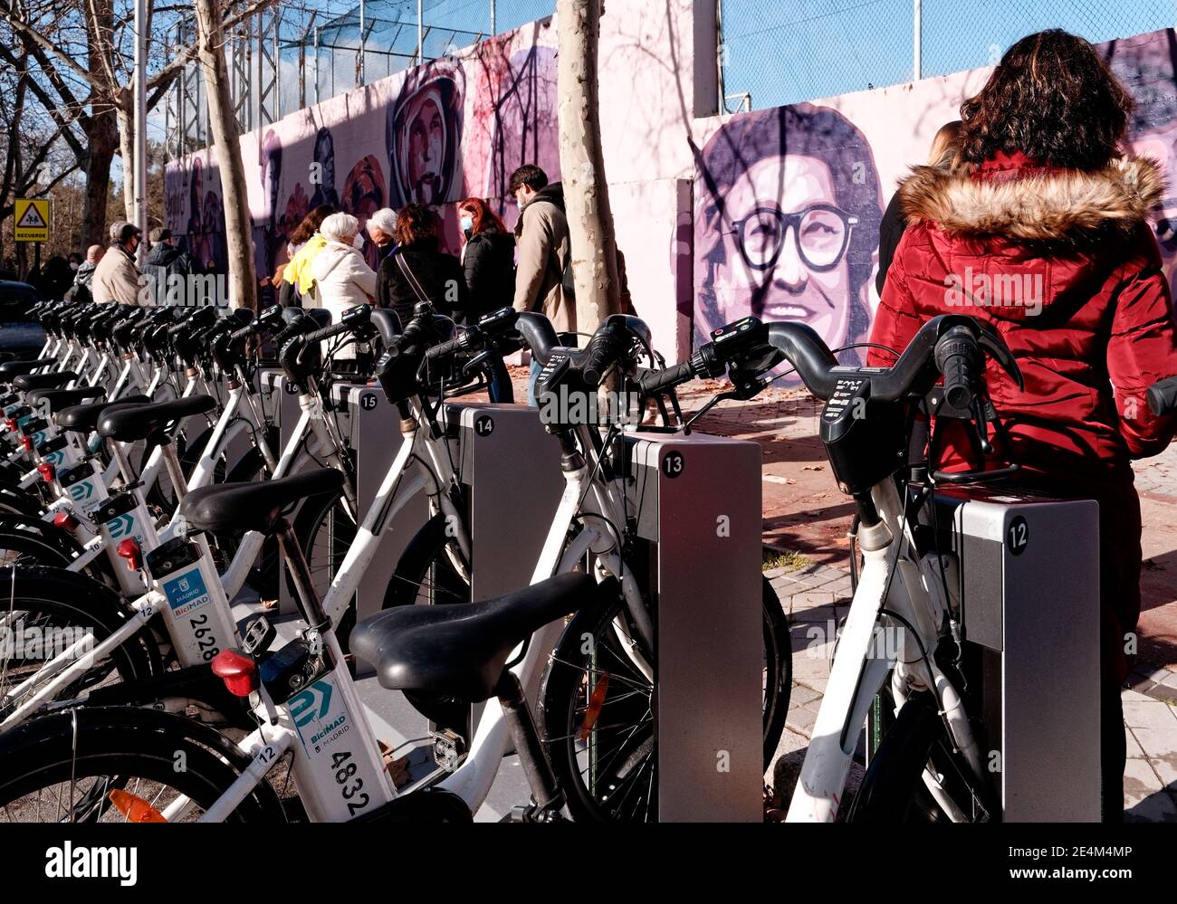 Madrid, España. 24 de enero de 2021. Manifestación ciudadana exigiendo el  mantenimiento del mural feminista del centro deportivo municipal en el  barrio de la Concepción. Calle José del Hierro, Madrid, España. Crédito: