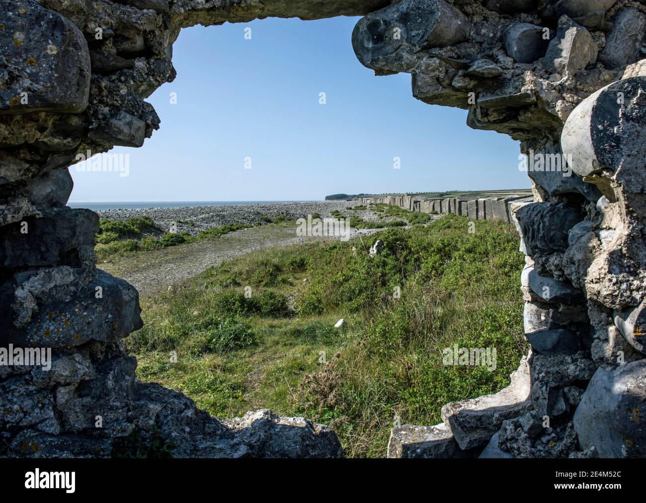 La playa de Aberthaw muestra guijarros y bloques antitanque en la Costa del Patrimonio de Glamourgan, Vale de Glamourgan Gales del Sur Foto de stock