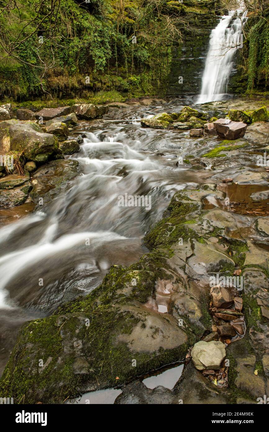 La cascada Blaen y Glyn en el río Caerfanell en el Balizas centrales de Brecon, en el sur de Gales. Foto de stock