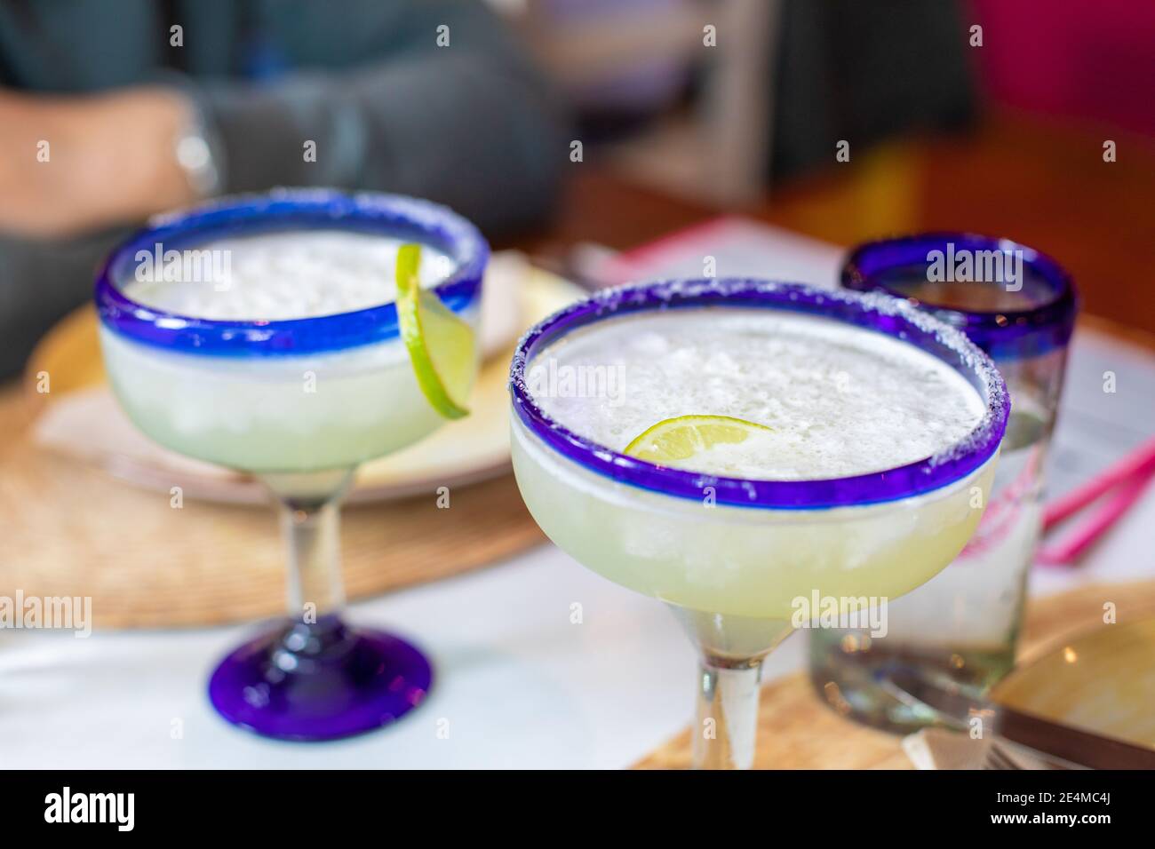 dos copas de cristal llenas de cóctel margarita con slice limón en