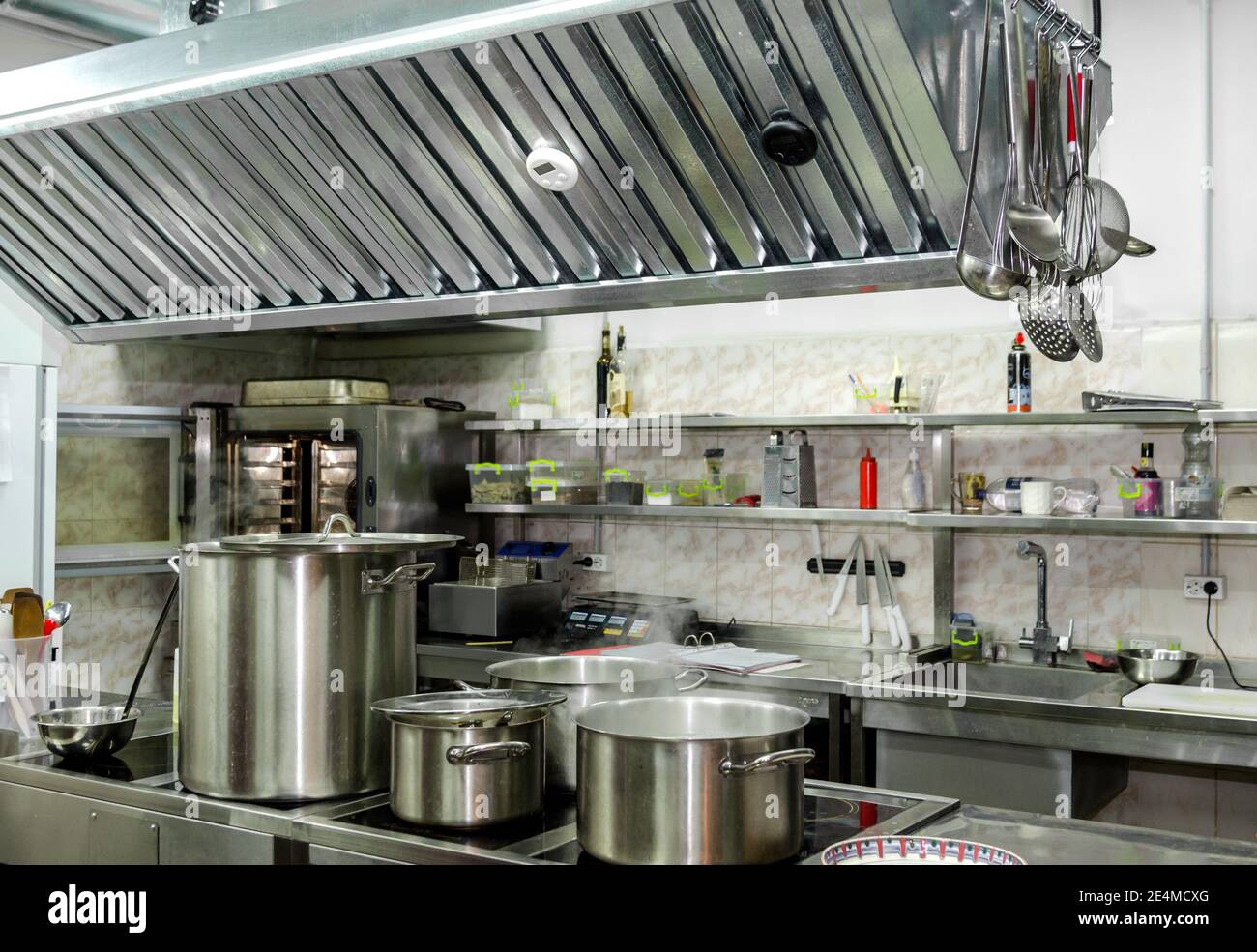 restaurante cocina con utensilios y sartenes de hierro sin gente Fotografía  de stock - Alamy