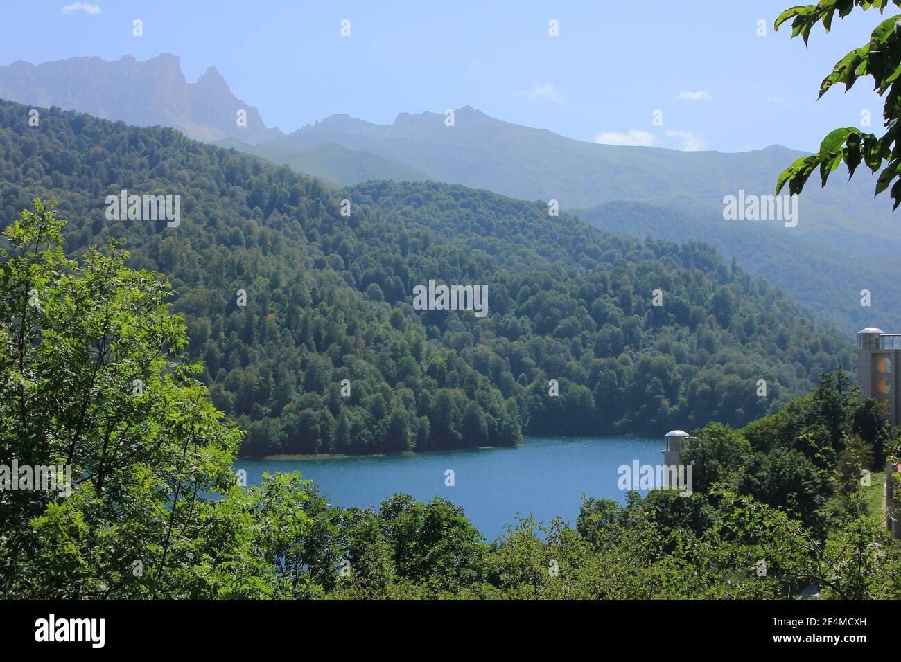 Azerbaiyán. Ganja. Hermoso lago azul de montaña Foto de stock