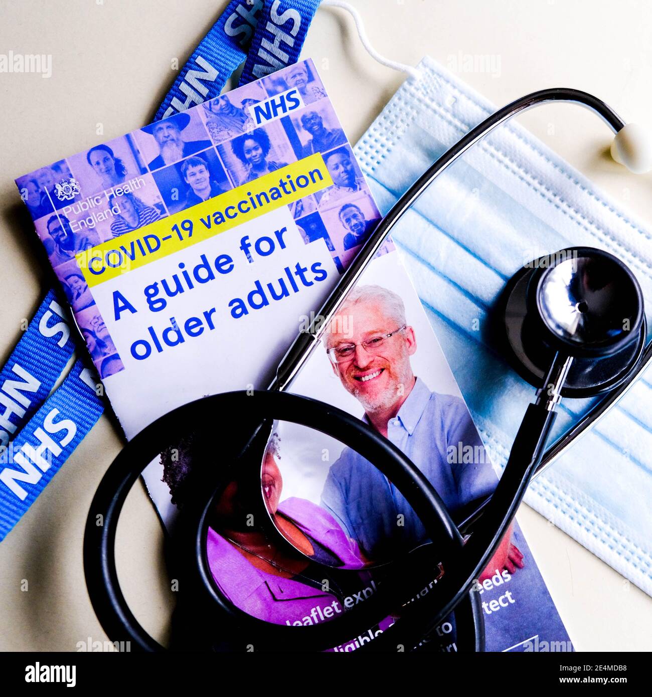 Londres, Reino Unido, enero de 24 2021, COVID-19 vacunación NHS Guía del paciente para adultos mayores Foto de stock