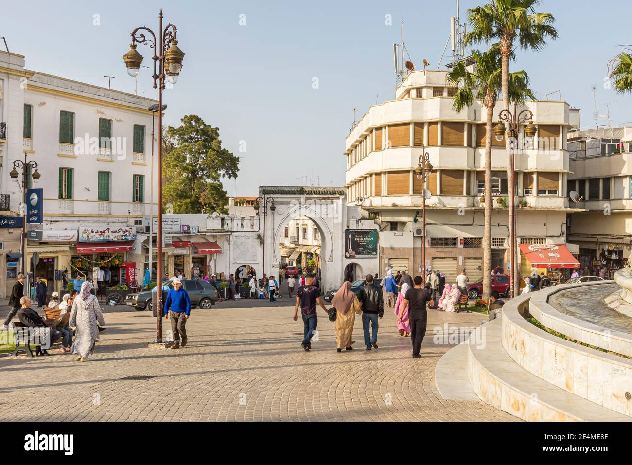 Bab Fass en la plaza principal, mercado y punto de encuentro de Grand Socco en Tánger, Marruecos Foto de stock