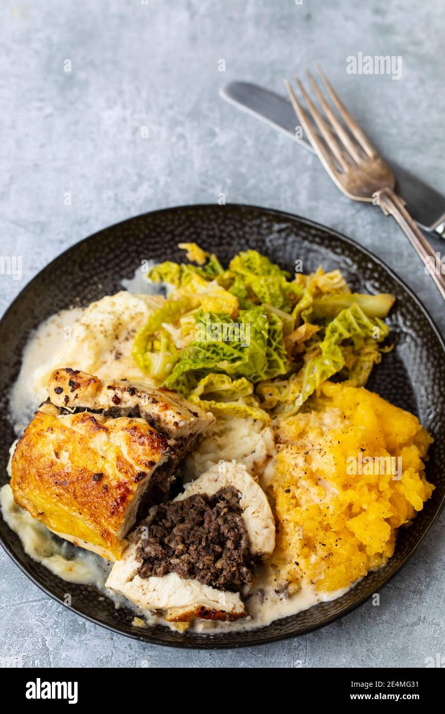 Pollo balmoral, relleno de haggis con tatties y neeps, Burns comida nocturna Foto de stock