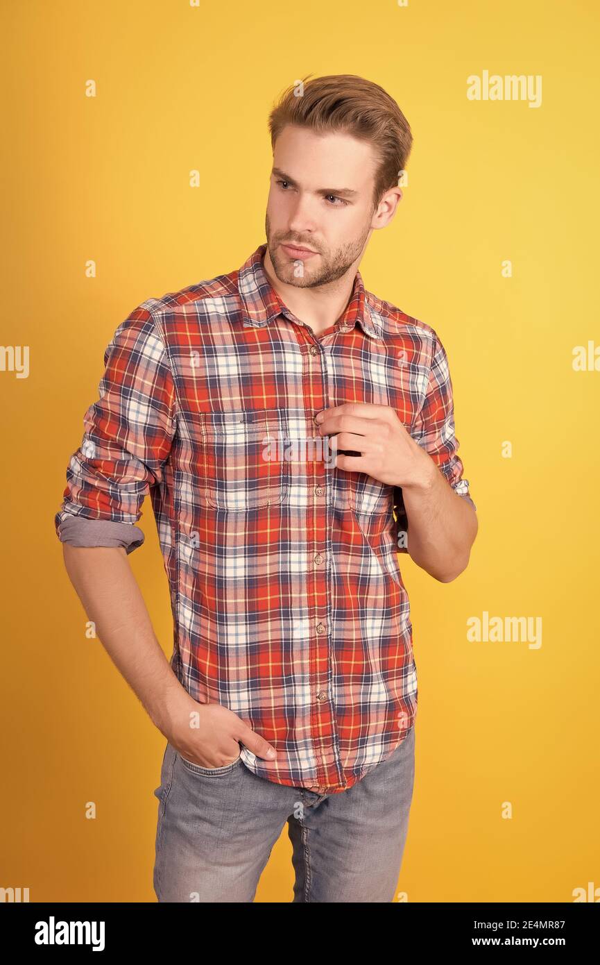 Cómo te gusta mi estilo. Tienda de ropa de hombre. Macho vestido camisa a  cuadros. Moda tendencias de verano. Cuidado de la piel del hombre sin  afeitarse. Concepto de peluquería de barbería.