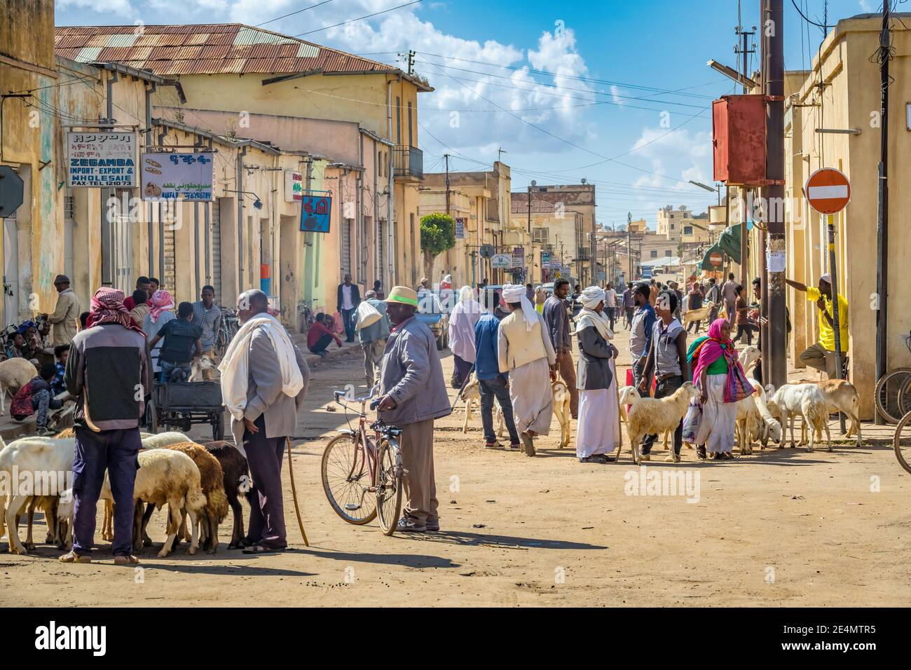 La gente socializa en el mercado en el centro de Asmara Eritrea. Foto de stock