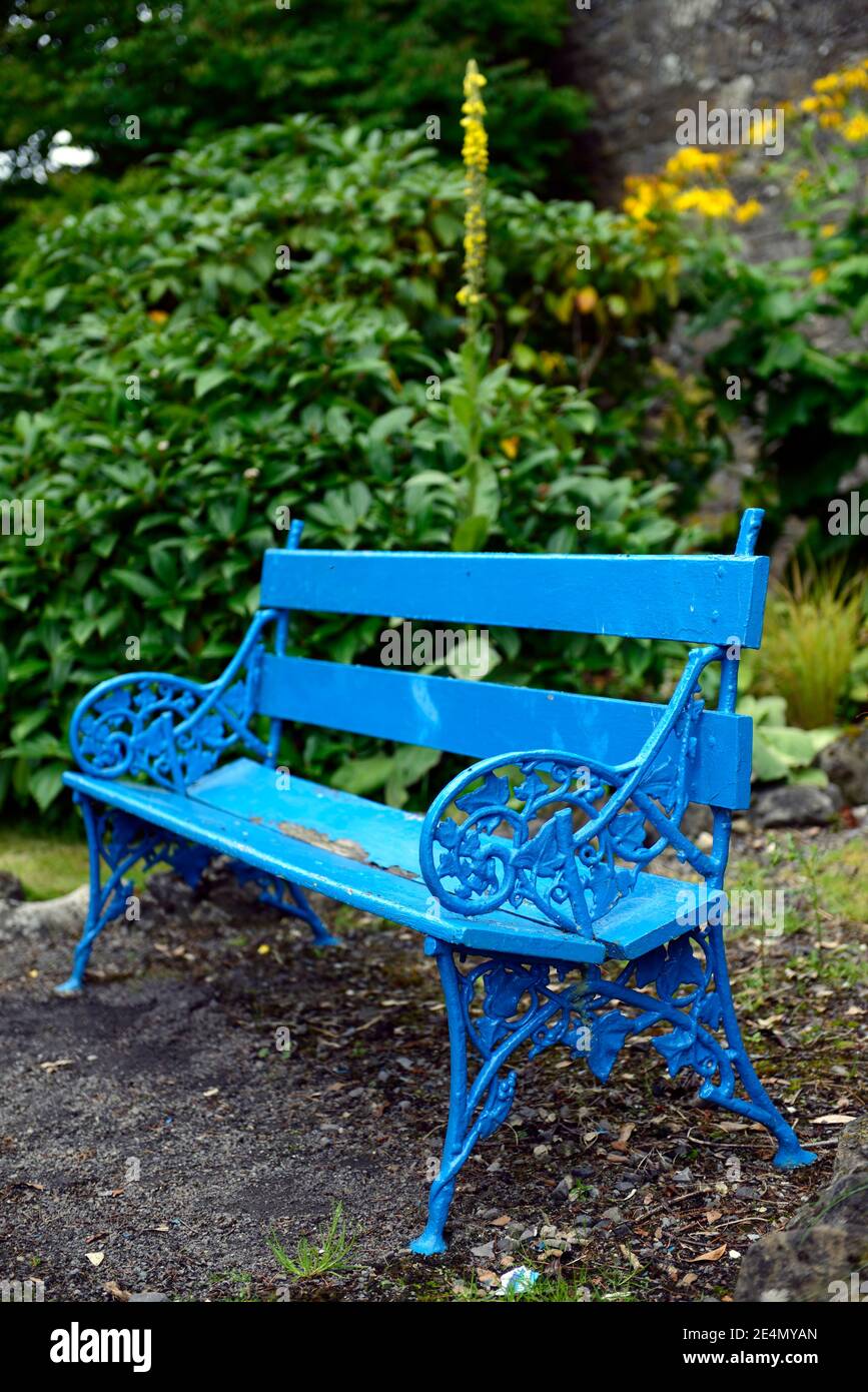asiento de madera azul con extremos de hierro fundido, banco, asiento, muebles de jardín azul, antiguo, característica de jardín, fundido motivo floral de hierro, asientos en el jardín, RM floral Foto de stock