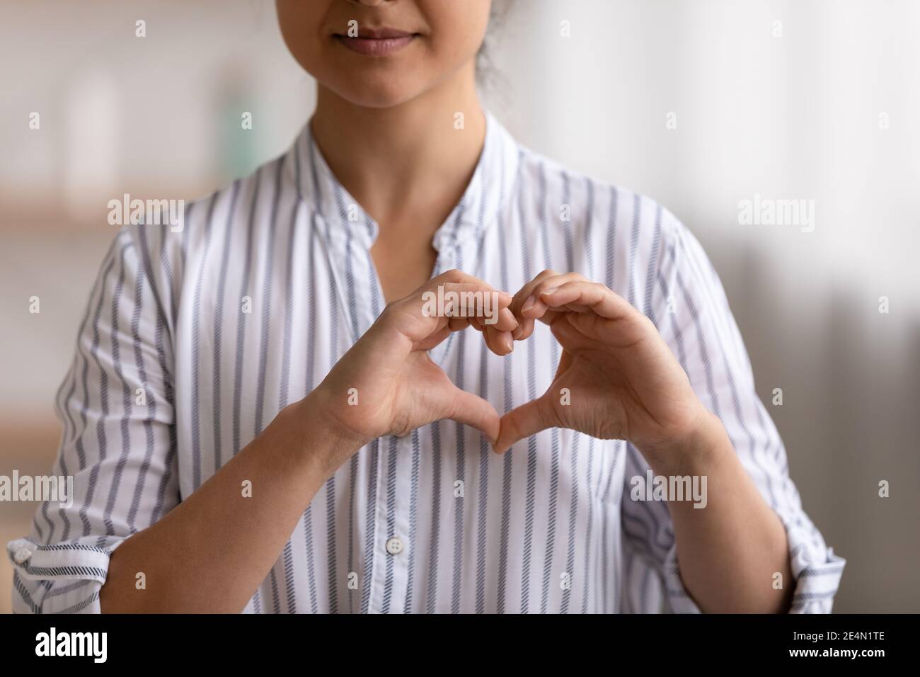 Joven paciente cardio mujer expresando gratitud a cardiólogos donadores de caridad Foto de stock