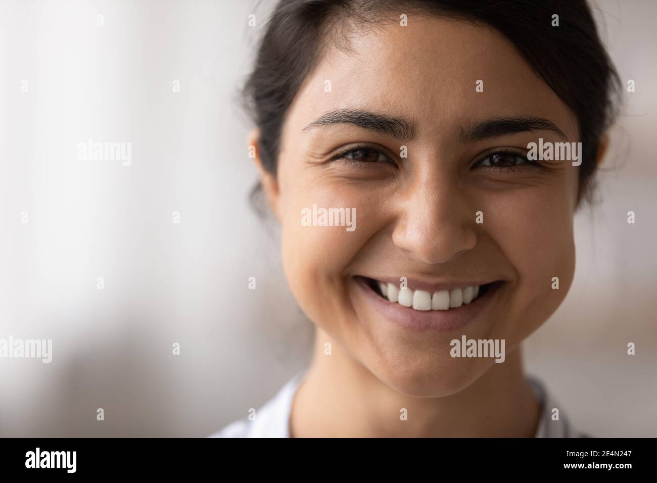 Hermosa señora india mirar la cámara demostrar nieve blanca sonrisa Foto de stock