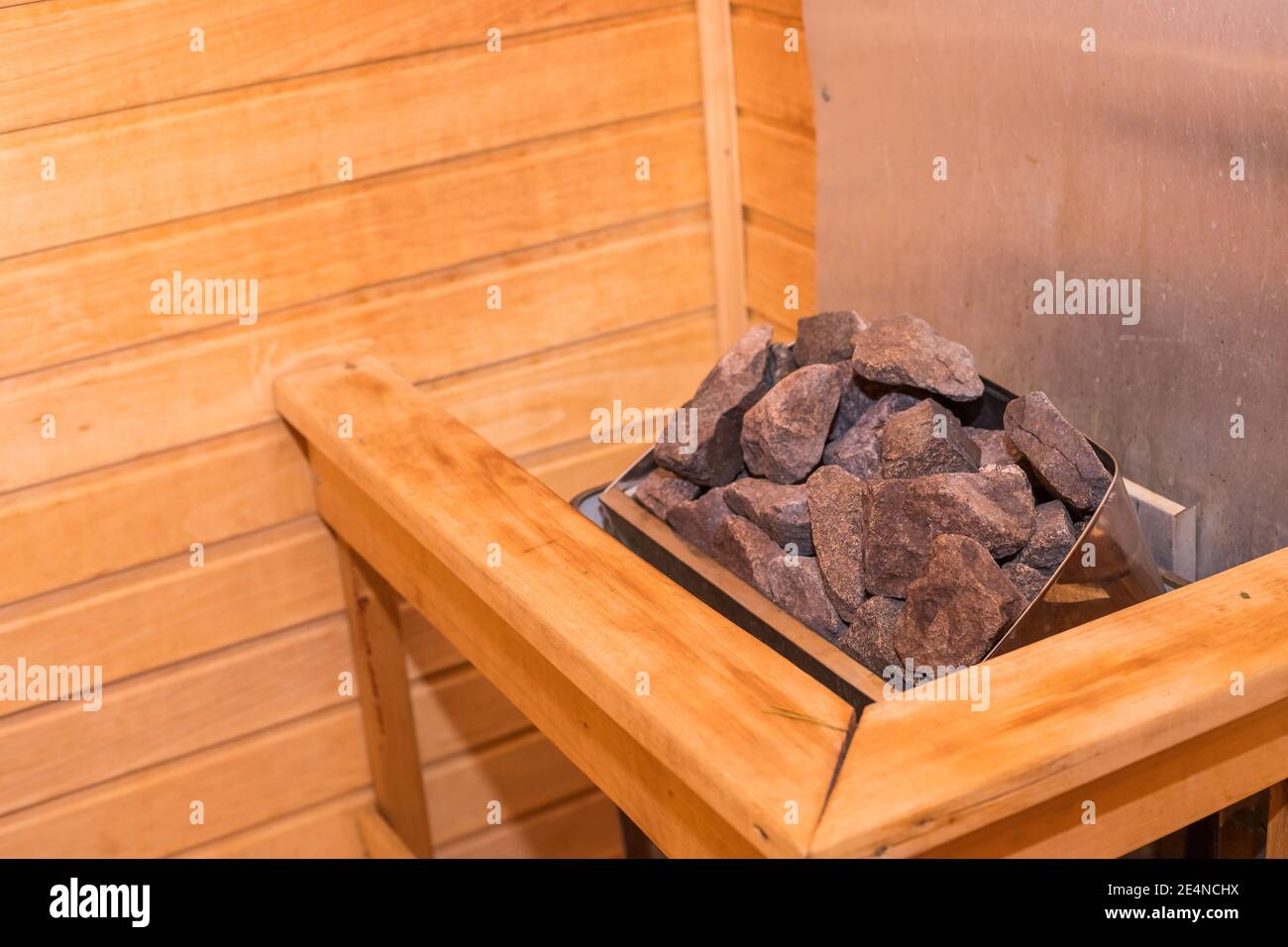 Cerca de la sauna se guarda cubierto de piedras sobre las que se tira el  agua para producir vapor Fotografía de stock - Alamy