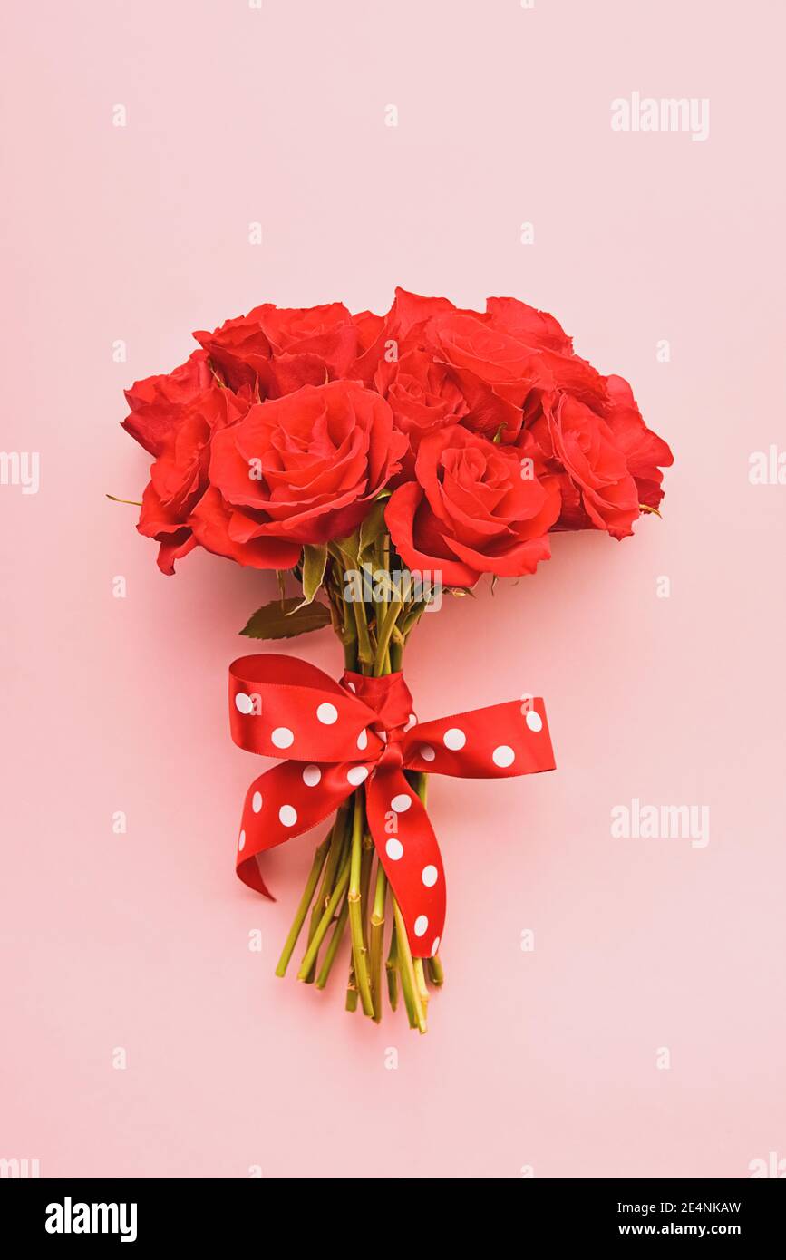 Ramo flores cinta roja fotografías e imágenes de alta - Alamy