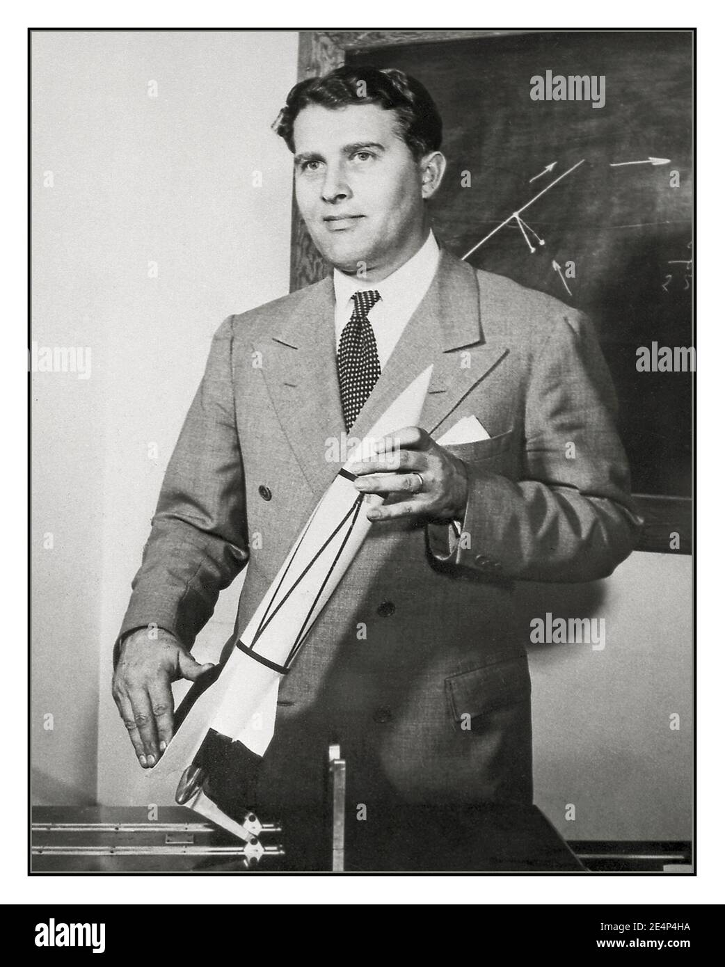 Wernher von Braun con el modelo de bomba de cohetes V2 de arma de terror de misiles utilizada en la Segunda Guerra Mundial contra Gran Bretaña para matar indiscriminadamente a la población civil de 1940 Segunda Guerra Mundial la V2 fue probada en Peenemünde el 3 de octubre de 1942, con éxito. El primer lanzamiento mundial de un misil balístico, rompió la barrera del sonido y se convirtió en el primer cohete que llegó a la frontera del espacio. El V2 mostró promesa como arma de combate, Hitler ordenó cohetes V2 en producción. El 7 de septiembre de 1944, el V2 fue utilizado por primera vez en la Segunda Guerra Mundial. El primer V2 que fue disparado contra Gran Bretaña aterrizó en Chiswick West London UK Foto de stock