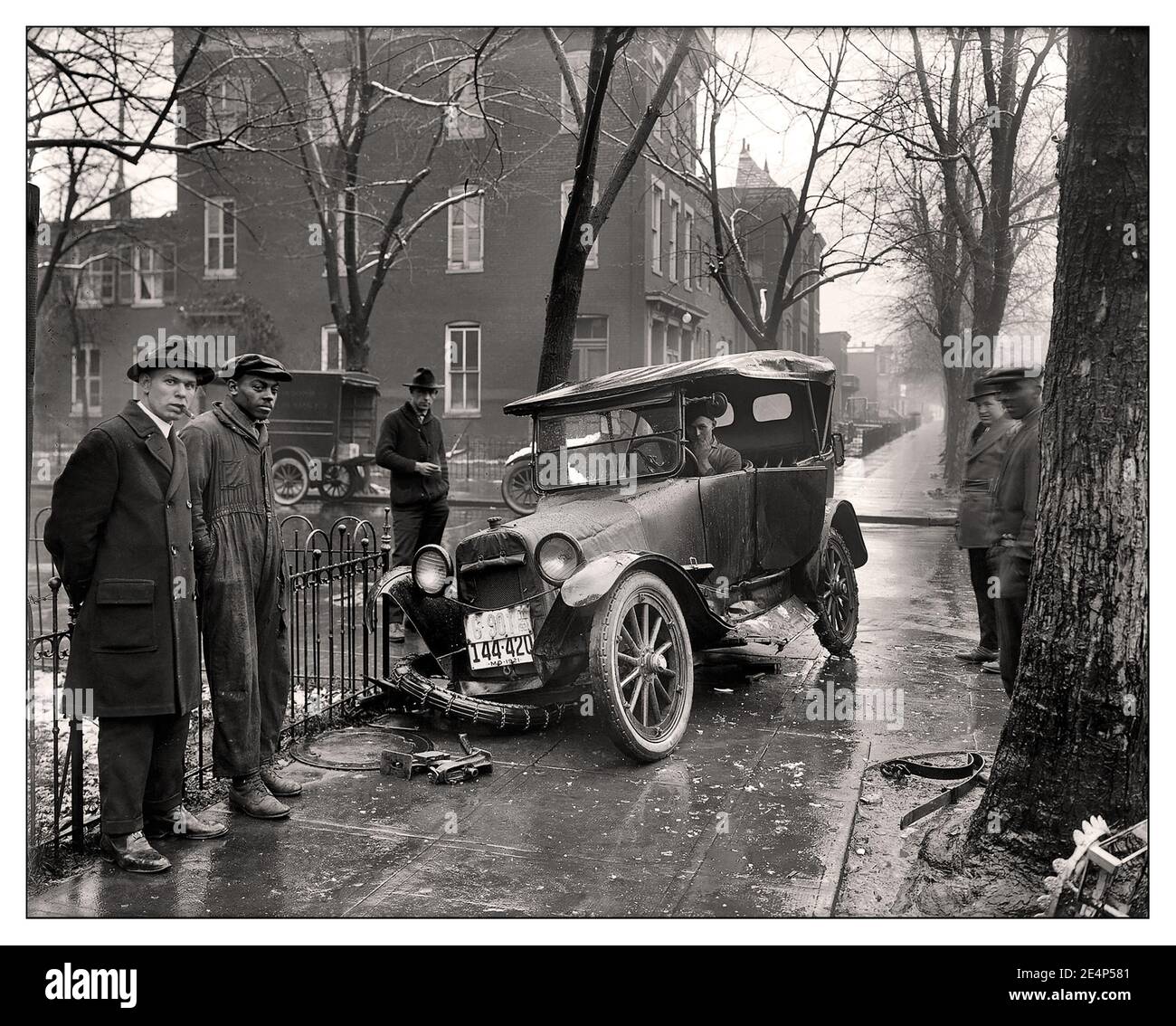 AUTO Wreck de 1920 EN Washington D.C, 1921. 1. “Auto wreck.” Percance vehicular en un día de invierno mojado en el pavimento de las calles (y aceras) de Washington, D.C. EE.UU. América Foto de stock