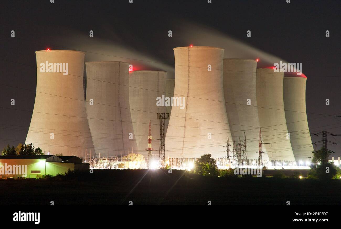 Vista nocturna de la central nuclear Jaslovske Bohunice, torres de refrigeración, Eslovaquia Foto de stock