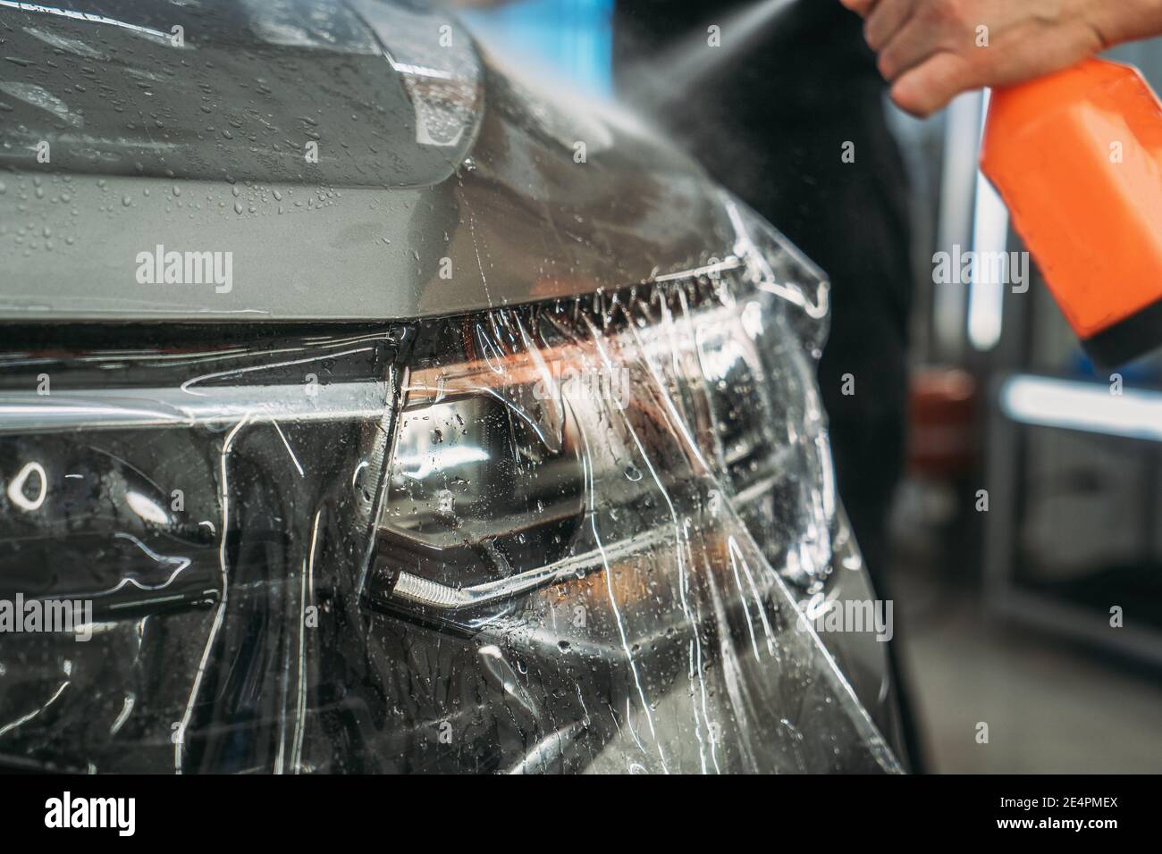 Mano del técnico que instala el grabador de coche con cámara delantera en  el parabrisas del automóvil Fotografía de stock - Alamy