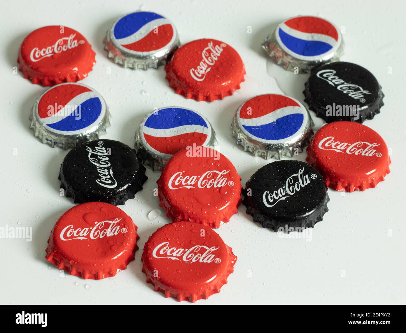 Nueva York, EE.UU. - 1 de enero de 2021: Logotipo de la Marca Coca-Cola y Pepsi en la tapa de la botella, editorial ilustrativa Foto de stock