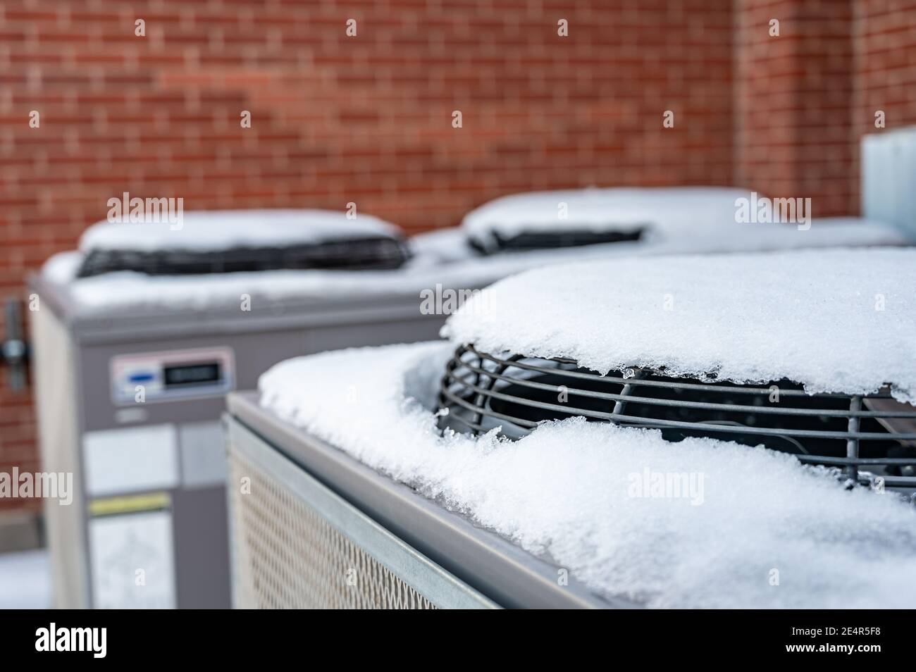 Las unidades de aire acondicionado cubiertas por nieve al aire libre no  están en uso durante el invierno - recordatorio de puesta a punto  Fotografía de stock - Alamy