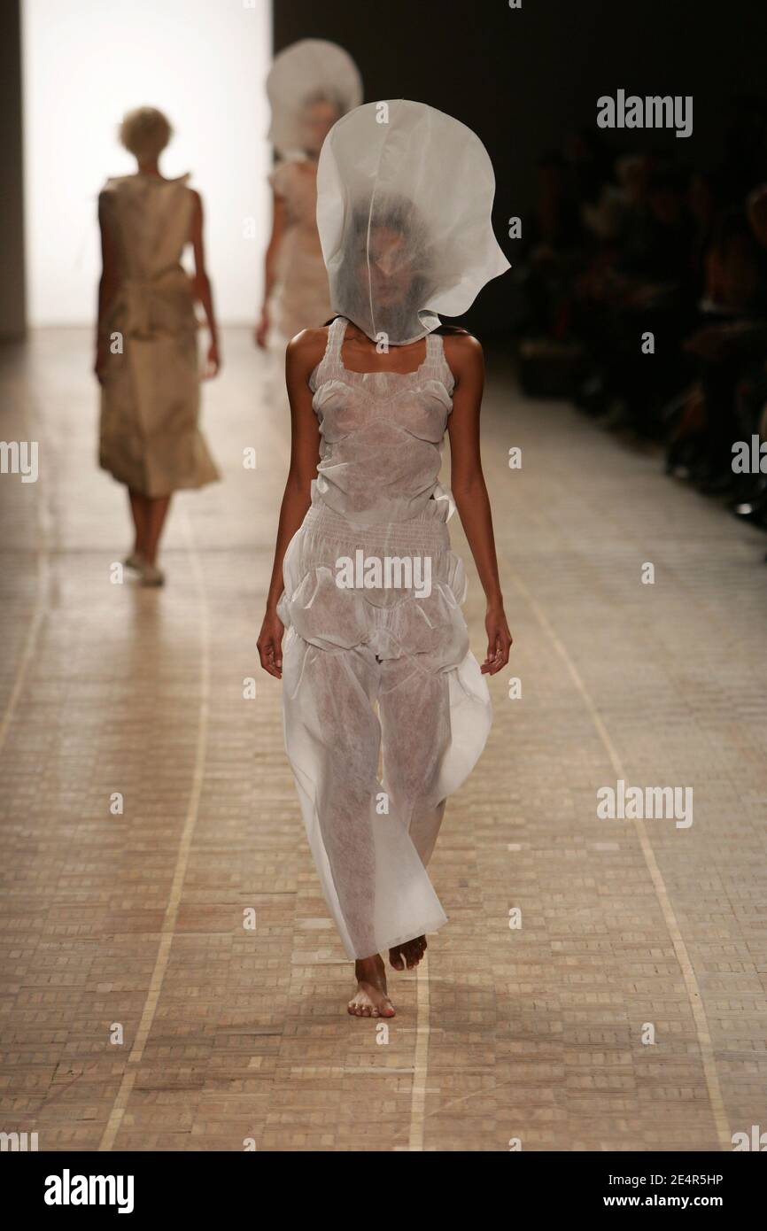 Un modelo muestra una creación del diseñador japonés Dai Fujiwara para Issey Miyake durante el otoño-invierno 2008-2009 Ready-to-Wear colección show en París, Francia el 28 de febrero de 2008. Foto de Java/ABACAPRESS.COM Foto de stock