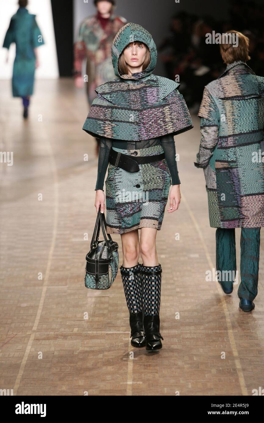 Un modelo muestra una creación del diseñador japonés Dai Fujiwara para Issey Miyake durante el otoño-invierno 2008-2009 Ready-to-Wear colección show en París, Francia el 28 de febrero de 2008. Foto de Java/ABACAPRESS.COM Foto de stock
